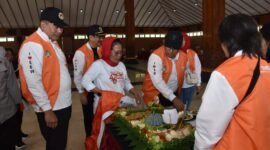 Foto : Ketua Umum Koperasi SBW, Dr Sri Untari Bisowarno MAP didampingi Wakil Bupati Malang Drs.H.Didik Gatot Subroto,SH.,M.H meninjau berbagai keunikan dan kreasi aneka Tumpeng