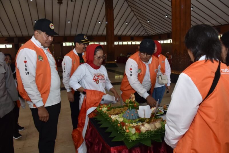 Foto : Ketua Umum Koperasi SBW, Dr Sri Untari Bisowarno MAP didampingi Wakil Bupati Malang Drs.H.Didik Gatot Subroto,SH.,M.H meninjau berbagai keunikan dan kreasi aneka Tumpeng