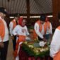 Foto : Ketua Umum Koperasi SBW, Dr Sri Untari Bisowarno MAP didampingi Wakil Bupati Malang Drs.H.Didik Gatot Subroto,SH.,M.H meninjau berbagai keunikan dan kreasi aneka Tumpeng