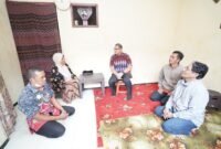 Pj Wali Kota Batu, Aries Agung Paewai menyempatkan untuk berkeliling ke masyarakat miskin di sekitar Kota Batu tepatnya di Desa Pesanggrahan