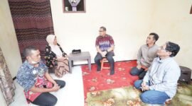 Pj Wali Kota Batu, Aries Agung Paewai menyempatkan untuk berkeliling ke masyarakat miskin di sekitar Kota Batu tepatnya di Desa Pesanggrahan