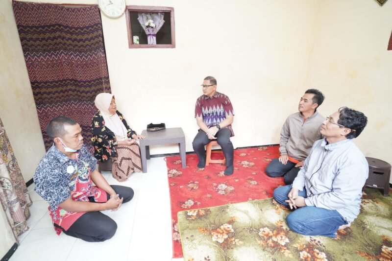 Pj Wali Kota Batu, Aries Agung Paewai menyempatkan untuk berkeliling ke masyarakat miskin di sekitar Kota Batu tepatnya di Desa Pesanggrahan