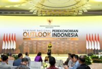 Caption. Presiden Joko Widodo saat menyampaikan sambutan pada acara Outlook Perekonomian Indonesia yang diselenggarakan di Hotel St. Regis, Jakarta, Jumat, 22 Desember 2023