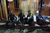Foto : Babinsa bersama Bhabinkamtibmas Desa Tumpang patroli bersama dengan sambang ke warga