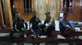 Foto : Babinsa bersama Bhabinkamtibmas Desa Tumpang patroli bersama dengan sambang ke warga