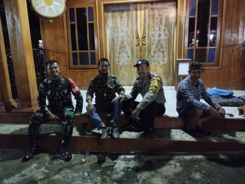 Foto : Babinsa bersama Bhabinkamtibmas Desa Tumpang patroli bersama dengan sambang ke warga