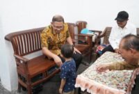 Foto : Pj. Wali Kota Batu, Aries Agung Paewai mengunjungi rumah warga miskin di Desa Giripurno