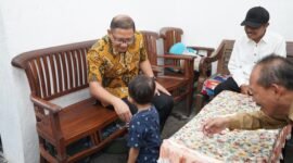 Foto : Pj. Wali Kota Batu, Aries Agung Paewai mengunjungi rumah warga miskin di Desa Giripurno