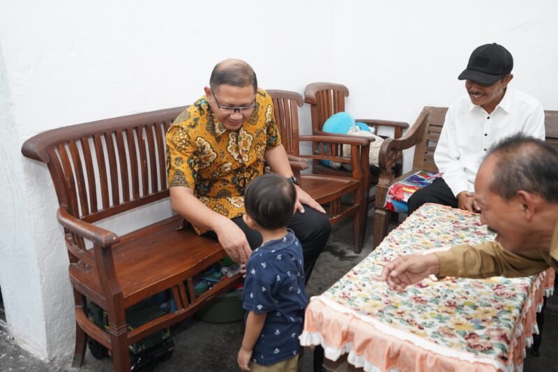 Foto : Pj. Wali Kota Batu, Aries Agung Paewai mengunjungi rumah warga miskin di Desa Giripurno