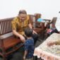 Foto : Pj. Wali Kota Batu, Aries Agung Paewai mengunjungi rumah warga miskin di Desa Giripurno
