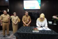 Foto : Pj. Wali Kota Batu, Aries Agung Paewai, menandatangani Kerja sama bersama Branch Manager PT. Taspen Persero, Kuspriani