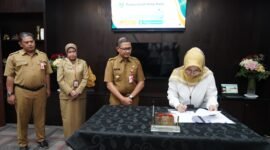 Foto : Pj. Wali Kota Batu, Aries Agung Paewai, menandatangani Kerja sama bersama Branch Manager PT. Taspen Persero, Kuspriani
