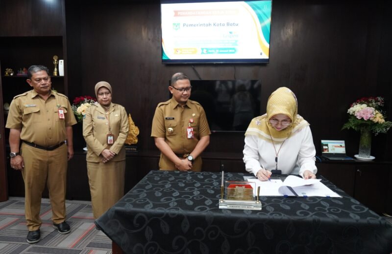 Foto : Pj. Wali Kota Batu, Aries Agung Paewai, menandatangani Kerja sama bersama Branch Manager PT. Taspen Persero, Kuspriani
