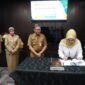 Foto : Pj. Wali Kota Batu, Aries Agung Paewai, menandatangani Kerja sama bersama Branch Manager PT. Taspen Persero, Kuspriani