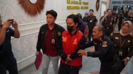 Foto : Tersangka AT, DPO Kasus Korupsi Dana Nasabah diamankan Tim Tabur Kejati Sumsel