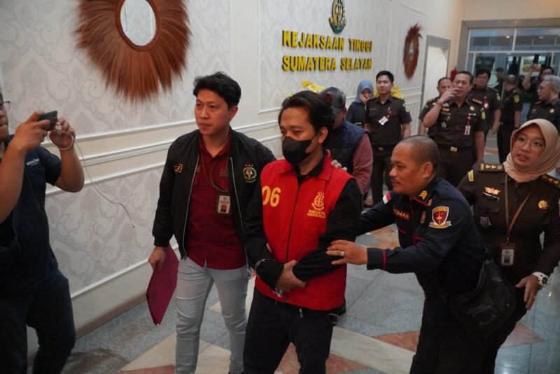 Foto : Tersangka AT, DPO Kasus Korupsi Dana Nasabah diamankan Tim Tabur Kejati Sumsel