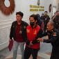Foto : Tersangka AT, DPO Kasus Korupsi Dana Nasabah diamankan Tim Tabur Kejati Sumsel