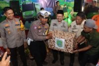 Caption. Pj Bupati Pasuruan Andriyanto saat memberikan logistik penunjang untuk petugas pengamanan kegiatan malam pergantian tahun baru 2024 yang bertugas di Pos pantau 