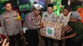 Caption. Pj Bupati Pasuruan Andriyanto saat memberikan logistik penunjang untuk petugas pengamanan kegiatan malam pergantian tahun baru 2024 yang bertugas di Pos pantau 