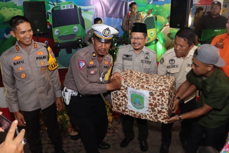 Caption. Pj Bupati Pasuruan Andriyanto saat memberikan logistik penunjang untuk petugas pengamanan kegiatan malam pergantian tahun baru 2024 yang bertugas di Pos pantau 