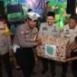 Caption. Pj Bupati Pasuruan Andriyanto saat memberikan logistik penunjang untuk petugas pengamanan kegiatan malam pergantian tahun baru 2024 yang bertugas di Pos pantau 