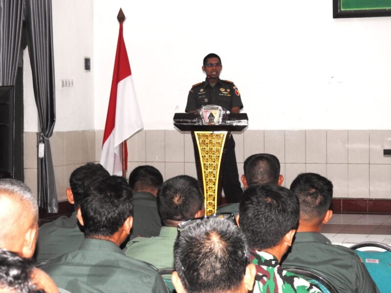 Caption. Komandan Distrik Militer 0819/Pasuruan Letkol Arh Noor Iskak saat memberikan sambutan para jajaran Kodim 0819/ Pasuruan