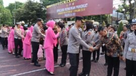 Foto : Kapolres Malang AKBP Putu Kholis Aryana memberikan ucapan kepada personel yang naik pangkat