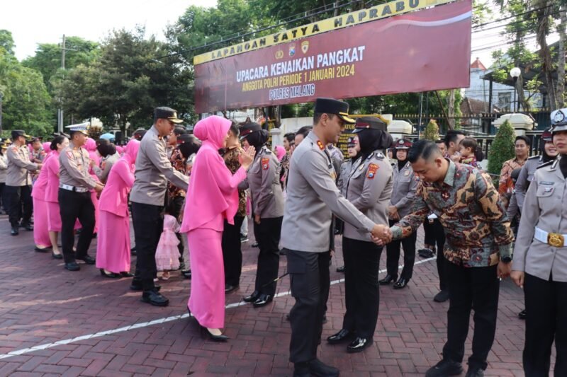 Foto : Kapolres Malang AKBP Putu Kholis Aryana memberikan ucapan kepada personel yang naik pangkat