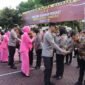 Foto : Kapolres Malang AKBP Putu Kholis Aryana memberikan ucapan kepada personel yang naik pangkat