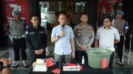 Caption. Kepala Satuan Reserse dan Kriminal Kepolisian Resor Kota Malang Kota, Kompol Danang Yudanto saat memberikan keterangan pers pada awak media
