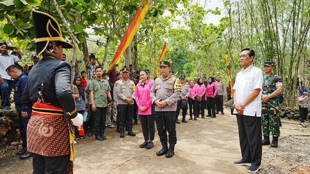 Foto : Kapolri Jenderal Listyo Sigit Prabowo meresmikan Sumur Bor Polri Presisi di Dusun Sidorejo, Kalurahan Karangtengah, Kapanewon Wonosari, Kabupaten Gunungkidul, Daerah Istimewa Yogyakarta
