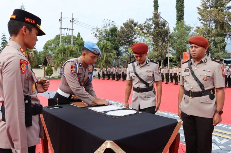 Foto : Kapolres Batu AKBP Oskar Syamsuddin, S.I.K., M.T. saat pimpin Sertijab dua Kasat 