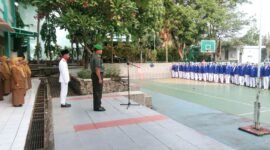 Foto : Danramil 0819/21 Purwosari Kapten Czi Mukrab memimpin upacara