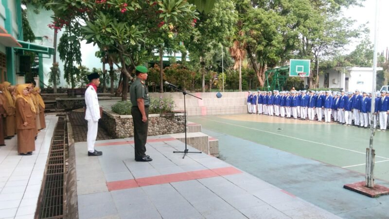 Foto : Danramil 0819/21 Purwosari Kapten Czi Mukrab memimpin upacara