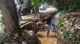 Foto : anggota dari Koramil 0819/14 Gondang Wetan Pasuruan. Bersama warga bersihkan parit