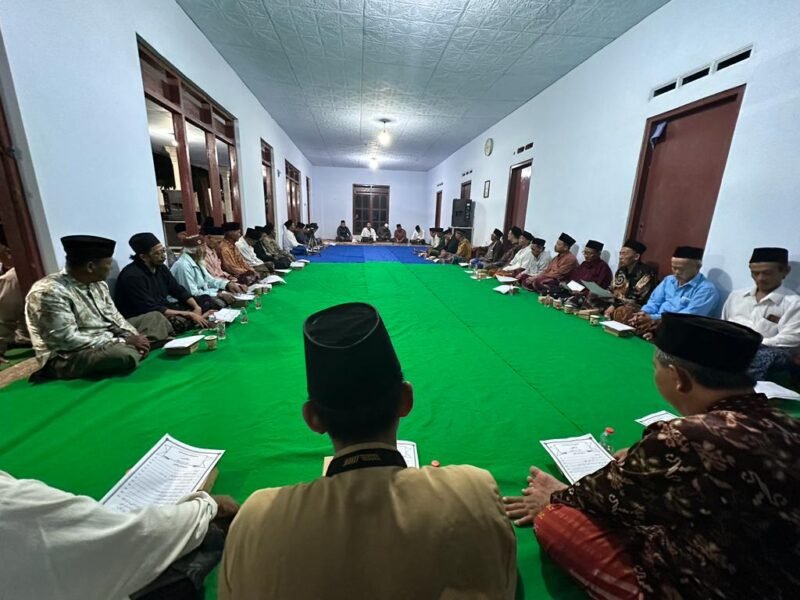 Foto : Lebih dari 300 kyai desa di Kediri melaksanakan istighosah bersama