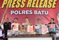 Foto : Kapolres Batu AKBP Oskar Syamsuddin didampingi Kasat Reskrim Polres Batu AKP Rudi Kiswoyo saat press rilise pengungkapan kasus pembunuhan di pujon
