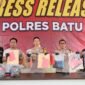 Foto : Kapolres Batu AKBP Oskar Syamsuddin didampingi Kasat Reskrim Polres Batu AKP Rudi Kiswoyo saat press rilise pengungkapan kasus pembunuhan di pujon