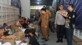 Foto : Kapolres Pasuruan AKBP Bayu Pratama Gubunagi, S.H., S.I.K., M.Si. didampingi Penjabat (Pj.) Bupati Pasuruan Dr. Andriyanto, S.H., M.Kes. dan Forkopimda Kabupaten Pasuruan meninjau langsung  Gudang Logistik Komisi Pemilihan Umum (KPU) Kabupaten Pasuruan