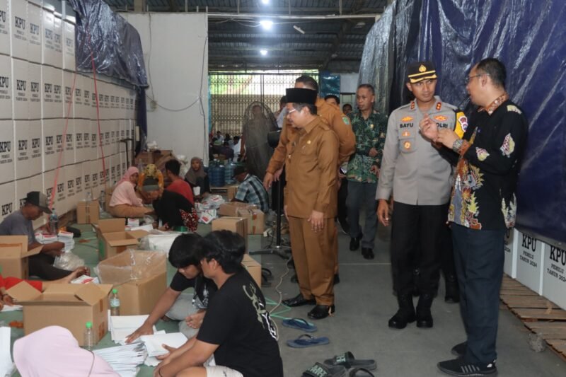 Foto : Kapolres Pasuruan AKBP Bayu Pratama Gubunagi, S.H., S.I.K., M.Si. didampingi Penjabat (Pj.) Bupati Pasuruan Dr. Andriyanto, S.H., M.Kes. dan Forkopimda Kabupaten Pasuruan meninjau langsung  Gudang Logistik Komisi Pemilihan Umum (KPU) Kabupaten Pasuruan