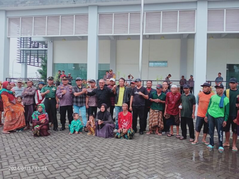 Foto : Warga Curah Dukuh Keraton Pasuruan bersama LSM Elpamas datangi kantor PIER