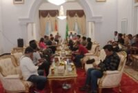 Foto : PJ Bupati Pasuruan Andriyanto bersama LSM Format dan insan pers