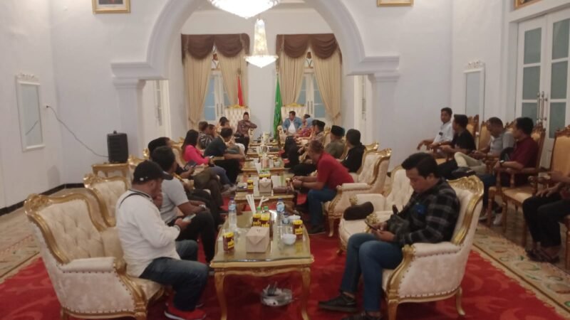 Foto : PJ Bupati Pasuruan Andriyanto bersama LSM Format dan insan pers
