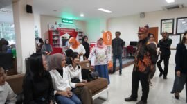 Foto : Pj WaliKota Batu Aries bersama Kadis Kependudukan dan Capil, saat pantau langsung pelayanan e_KTP