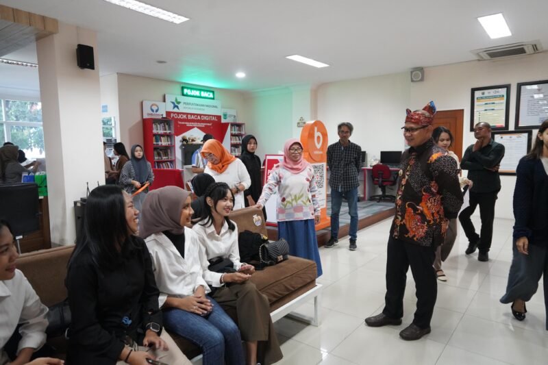 Foto : Pj WaliKota Batu Aries bersama Kadis Kependudukan dan Capil, saat pantau langsung pelayanan e_KTP