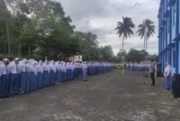 Foto : Kapolsek Tumpang AKP. Achmad Zainuddin pimpin upacara di SMK Multimedia Tumpang