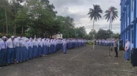 Foto : Kapolsek Tumpang AKP. Achmad Zainuddin pimpin upacara di SMK Multimedia Tumpang