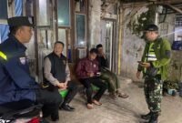 Foto : Kapolsek Tumpang AKP Achmad Zainuddin beserta Bhabinkamtibmas, Babinsa dan perangkat Desa Tumpang melakukan patroli malam