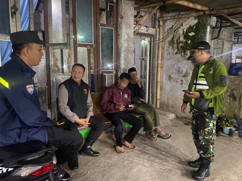 Foto : Kapolsek Tumpang AKP Achmad Zainuddin beserta Bhabinkamtibmas, Babinsa dan perangkat Desa Tumpang melakukan patroli malam