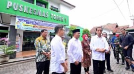 Caption. Presiden RI Joko Widodo didampingi beberapa Menteri saat memberikan keterangan pers (sumber foto -Setpres)